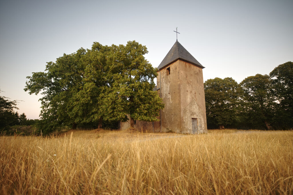 Historische St.-Rochus-Kirche in Wollseifen während des Sonnenuntergangs im Nationalpark Eifel