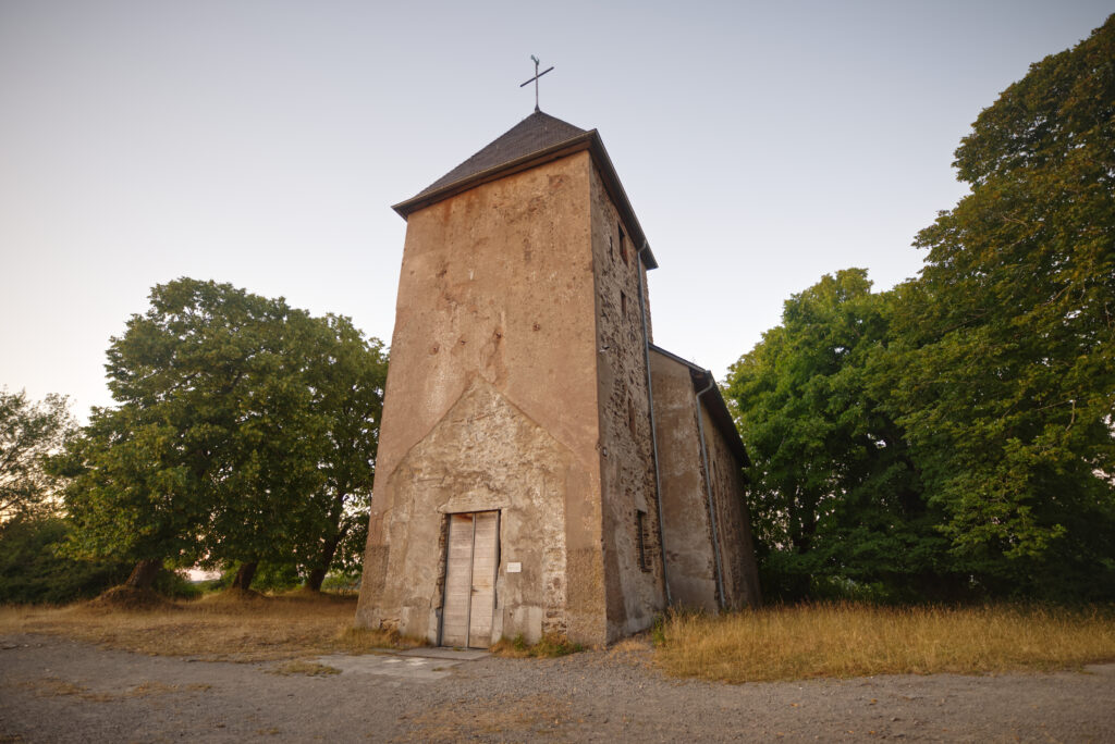 Historische St.-Rochus-Kirche in Wollseifen während des Sonnenuntergangs im Nationalpark Eifel