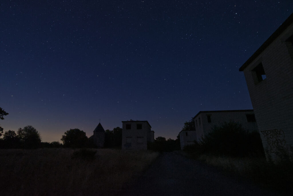 St.-Rochus-Kirche in Wollseifen unter der Milchstraße im Nationalpark Eifel bei Nacht