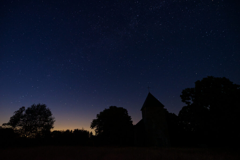 St.-Rochus-Kirche in Wollseifen unter der Milchstraße im Nationalpark Eifel bei Nacht